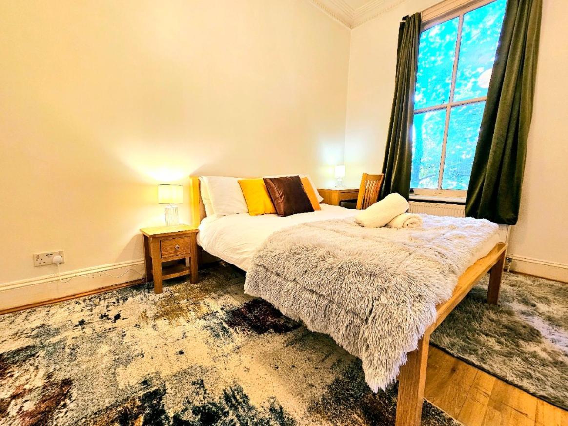 Charming Home With Private Balcony, On 1St Floor, With 2 Bathrooms, 3 Min Walk To Earl'S Court Station Londen Buitenkant foto